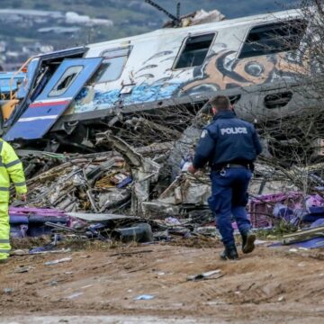 Αναβρασμός από την τραγωδία των Τεμπών – Ζητούνται άμεσα εκλογές