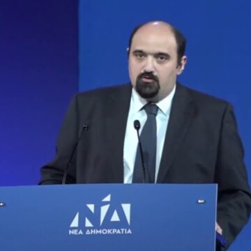 Τραγωδία στα Τέμπη – Τριαντόπουλος: «Κάθε οικογένεια μπορεί να διαχειριστεί το πένθος της όπως θέλει και κρίνει»