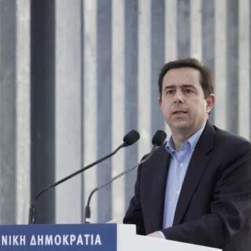 Το πρώτο μήνυμα Μηταράκη μετά την παραίτησή του: «Παραδέχομαι τη λάθος κρίση μου να βρεθώ εκτός Αθηνών»