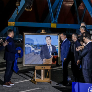 Γλέντι στο Twitter με το πορτρέτο του Άδωνι Γεωργιάδη στα Ναυπηγεία Σκαραμαγκά: Του το έκαναν δώρο εργαζόμενοι