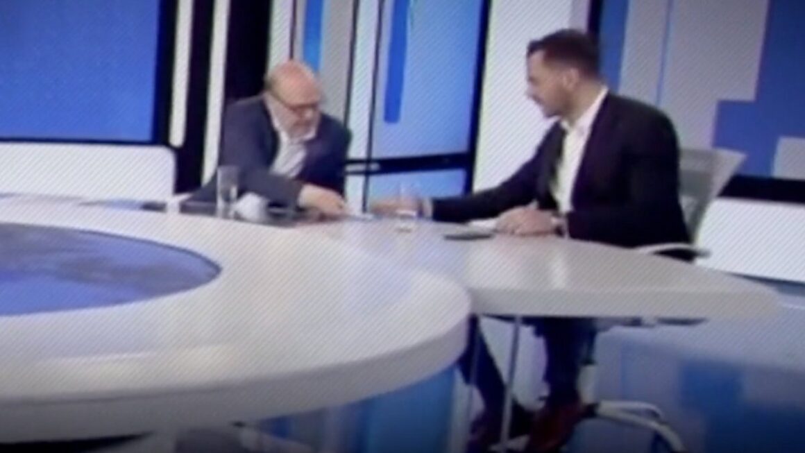 Ο Αντώναρος δίνει τη κάρτα του στον Χριστοδουλάκη και ρίχνει το Twiitter (Βίντεο)