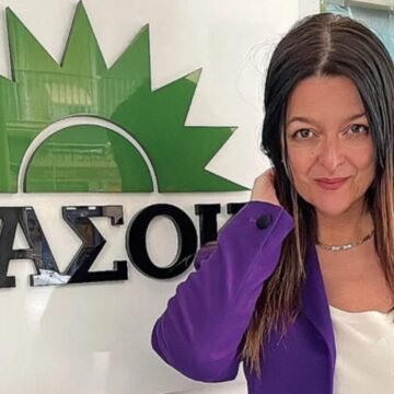 #Getreadywithme: Η Κέλλυ Σταμούλη δείχνει σε βίντεο στο TikTok πώς βάφεται μια υποψήφια βουλευτής του ΠΑΣΟΚ