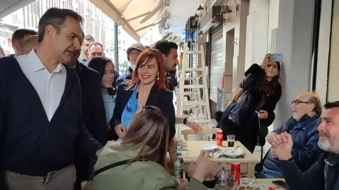 Το χιουμοριστικό σχόλιο Μητσοτάκη έξω από ψητοπωλείο – «Από Μεγάλη Παρασκευή θα νηστέψετε;» (Βίντεο)