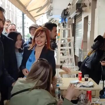 Το χιουμοριστικό σχόλιο Μητσοτάκη έξω από ψητοπωλείο – «Από Μεγάλη Παρασκευή θα νηστέψετε;» (Βίντεο)
