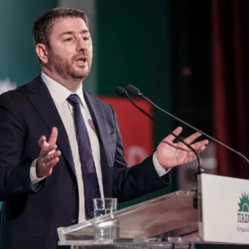 Ανδρουλάκης: Το ΠΑΣΟΚ έπαθε και έμαθε, ενώ ΝΔ και ΣΥΡΙΖΑ είναι αμετανόητοι