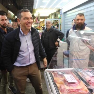 Τσίπρας: «Το τελευταίο Πάσχα που το τραπέζι στο σπίτι θα είναι τόσο φτωχό»