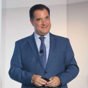 Γεωργιάδης: Δεν θα κλείσουν οι επιχειρήσεις εξαιτίας του καύσωνα