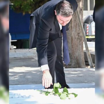Ο Νίκος Ανδρουλάκης άφησε ένα λευκό λουλούδι στον τάφο της Φώφης Γεννηματά
