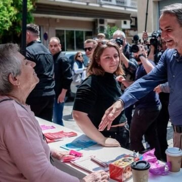 Αμετανόητοι στο ΜεΡΑ25 για τη χειραψία που αρνήθηκαν στον Μητσοτάκη στην Κυψέλη: «Πολύ σωστά έπραξαν»