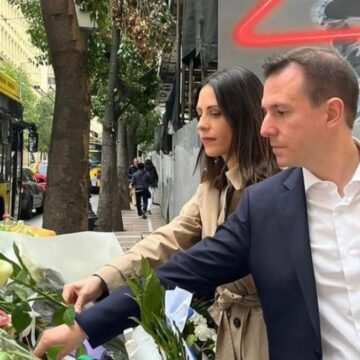 ΠΑΣΟΚ: Άφησαν λουλούδια στο μνημείο νεκρών της Marfin