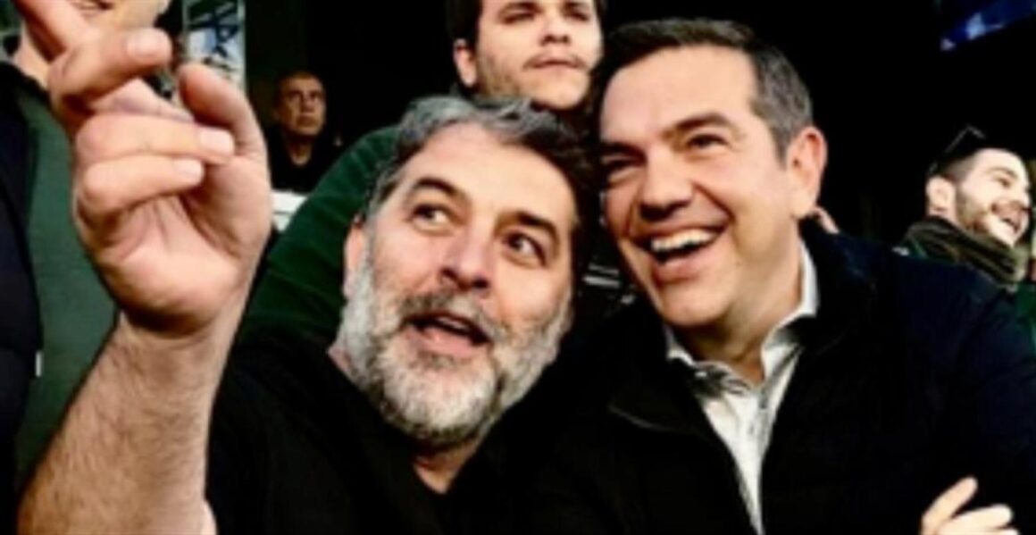 Συνάντηση Τσίπρα – Μπισμπίκη στις εξέδρες της Λεωφόρου – Μαζί με τα παιδιά του ο πρόεδρος του ΣΥΡΙΖΑ