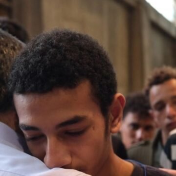 «Με τον άνθρωπο, χωρίς όρους»: Η αγκαλιά Τσίπρα σε επιζώντα του ναυαγίου που έχασε τον αδερφό του (Βίντεο)