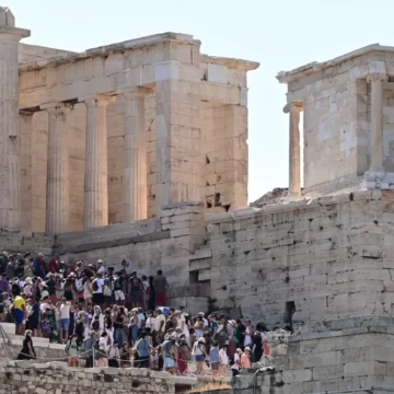 Συνωστισμός τουριστών στην Ακρόπολη