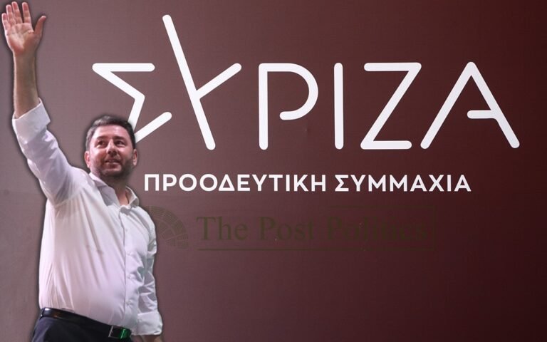Νίκος Ανδρουλάκης με φόντο ΣΥΡΙΖΑ