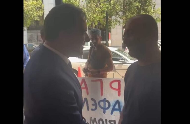 Αδωνις - Διαδηλωτές