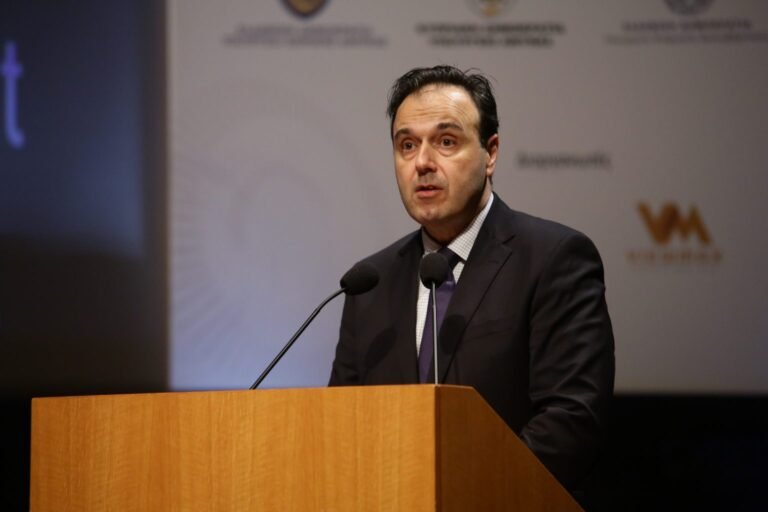 Παπαστεργίου: «Μπλόκο στα social media για κάτω των 15 από το 2027 – Υποχρεωτική επαλήθευση ηλικίας και πρόστιμα»