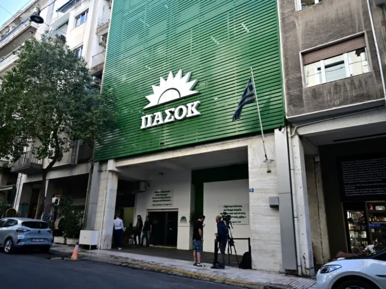 ΠΑΣΟΚ: Συνταγματικές εξαγγελίες υψηλών τόνων και πολιτικός τακτικισμός σε διπλό ταμπλό