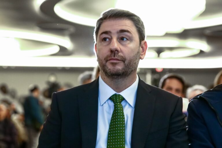 Τσίπρας και Καρυστιανού στριμώχνουν το ΠΑΣΟΚ σε πολιτικό ναρκοπέδιο