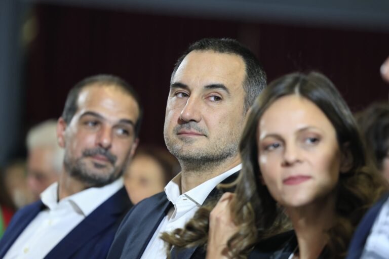 Η Νέα Αριστερά αυτοδιαλύεται και ο Τσίπρας μαζεύει τα κομμάτια