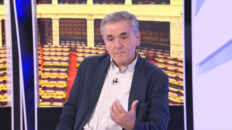Τσακαλώτος κατά Τσίπρα: ο δημιουργός του προβλήματος παριστάνει ξανά τη λύση