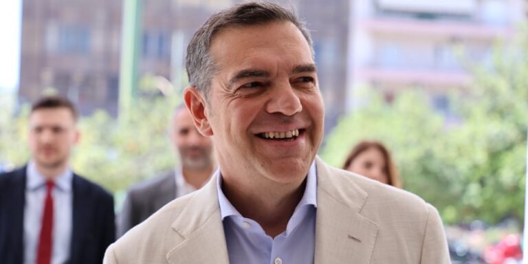 «Τώρα Μιλάμε» ή τώρα ξανασυστήνεται; Ο Τσίπρας βγαίνει στις πλατείες αναζητώντας δεύτερη πολιτική ευκαιρία