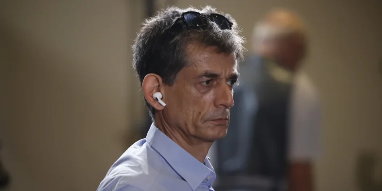 Από τον πιο στενό συνεργάτη στο πιο σκληρό κατηγορητήριο: Ο Καρανίκας γκρεμίζει το rebranding Τσίπρα