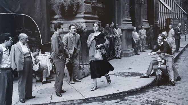 «American Girl in Italy»: Η ιστορία πίσω από την εμβληματική φωτογραφία που δίχασε τον φεμινισμό