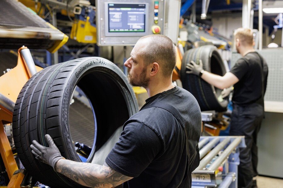 Continental: Πώς οι υψηλές θερμοκρασίες του Αυγούστου δοκιμάζουν τα ελαστικά του αυτοκινήτου