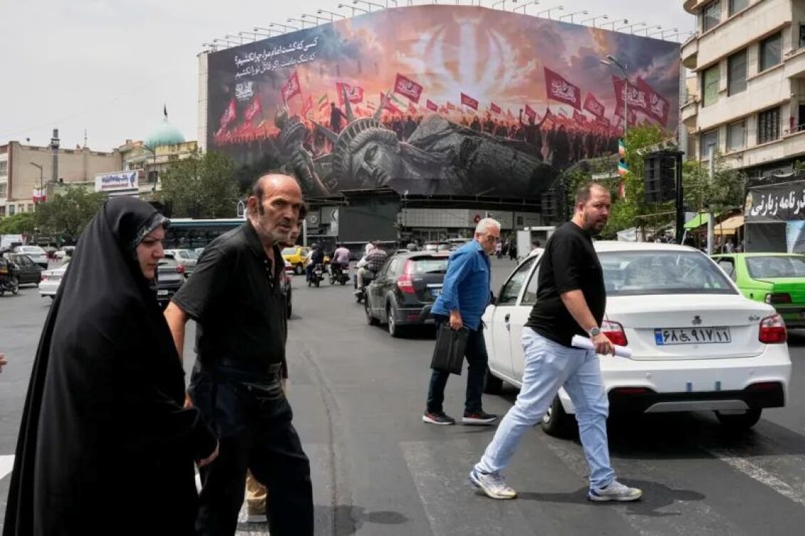 Ιράν: Κλιμάκωση της αντιαμερικανικής προπαγάνδας με γιγαντοαφίσες του Ντόναλντ Τραμπ στην Τεχεράνη