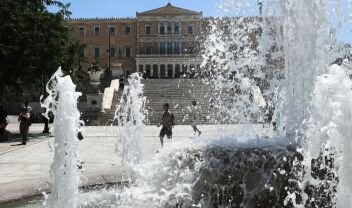 Καιρός: Επιμένει ο καύσωνας με 40άρια και τη νέα εβδομάδα - Συναγερμός για ισχυρά μελτέμια και πυρκαγιές
