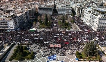 Σύνταγμα: Εκατοντάδες Ουκρανοί τίμησαν την Ημέρα Ανεξαρτησίας – Συγκίνηση με τους εθνικούς ύμνους Ελλάδας και Ουκρανίας