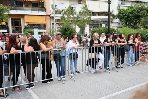 Νίκαια: Πλήθος κόσμου συγκεντρώνεται για το λαϊκό προσκύνημα – Εικόνες συγκίνησης