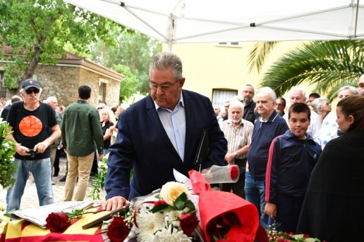 Συγκίνηση στο τελευταίο «αντίο» στον Σπύρο Χαλβατζή: Πλήθος κόσμου και σύσσωμος ο πολιτικός κόσμος στην κηδεία του ιστορικού στελέχους του ΚΚΕ