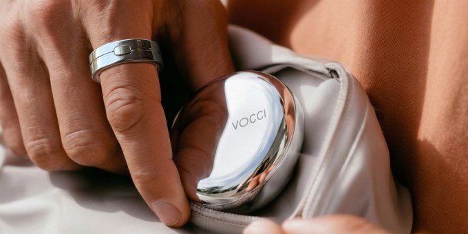 Vocci Ring: Το έξυπνο δαχτυλίδι που καταγράφει και συνοψίζει επαγγελματικές συναντήσεις με AI