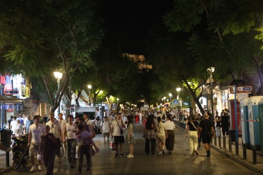 Αθήνα: Η οδός Αθηνάς άλλαξε όψη για 24 ώρες – Μουσική, skate και γιόγκα σε έναν δρόμο χωρίς αυτοκίνητα
