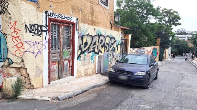 Πλάκα: Εικόνες εγκατάλειψης και βανδαλισμών δίπλα στο Θέατρο του Διονύσου