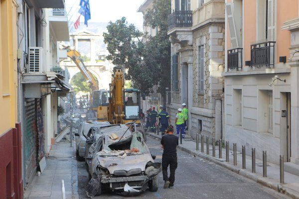 Έκρηξη στην Πλάκα: Ώρες αγωνίας για τους έξι αγνοούμενους – Τα κρίσιμα ευρήματα στα συντρίμμια
