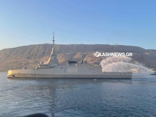 Στα Χανιά η υπερσύγχρονη φρεγάτα «Κίμων»: Εντυπωσιακός κατάπλους στον ναύσταθμο της Σούδας