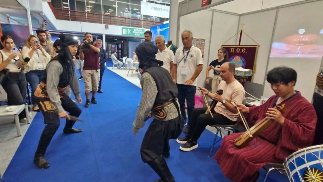ΔΕΘ: Ιάπωνες φοιτητές με παραδοσιακές φορεσιές χόρεψαν ποντιακά και έπαιξαν λύρα