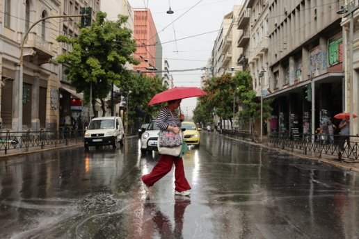 Κακοκαιρία στην Αττική: Ισχυρές βροχές στο κέντρο της Αθήνας και το λεκανοπέδιο – Σε ισχύ το έκτακτο δελτίο της ΕΜΥ