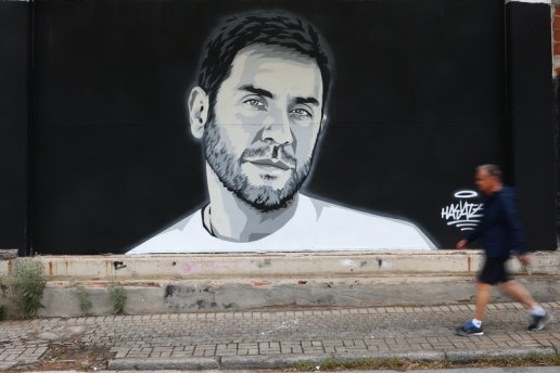 Γιώργος Μαζωνάκης: Εντυπωσιακή τοιχογραφία μεγάλης κλίμακας στη Θεσσαλονίκη από τον street artist Hayate