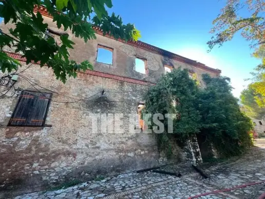Πάτρα: Σοβαρές ζημιές από φωτιά στο ιστορικό οινοποιείο Achaia Clauss – Ματαιώθηκε ο «Ανοιχτός Τρύγος»