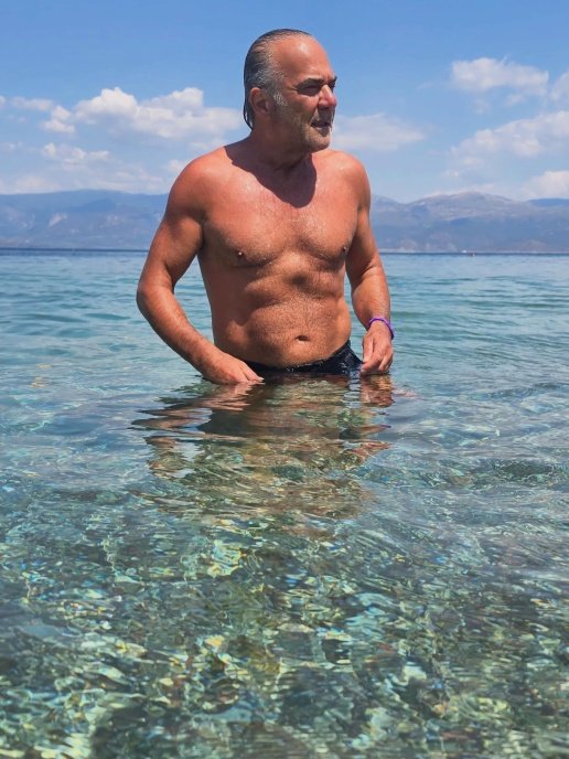 Παύλος Ευαγγελόπουλος: Ο διαχρονικός «Ιάσονας» εντυπωσιάζει με μαγιό στα 64 του χρόνια