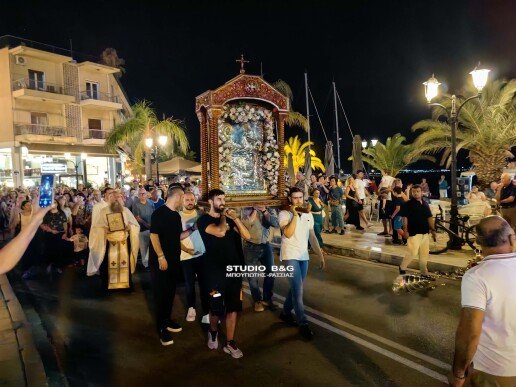Ναύπλιο: Συγκίνηση στη λιτανεία της Παναγίας – Δύο νεαροί Πομάκοι σήκωσαν την εικόνα και ετοιμάζονται να βαπτιστούν