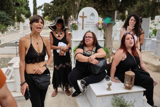 Συγκίνηση στο τελευταίο «αντίο»: Πλήθος κόσμου με λουλούδια στον τάφο – Σε εξέλιξη κατεπείγουσα εισαγγελική έρευνα