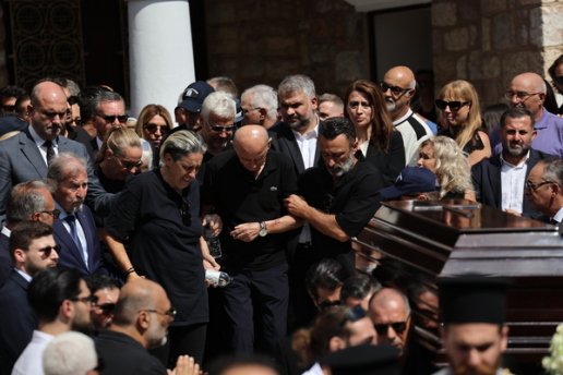 Θρήνος στο τελευταίο «αντίο» στον Γιώργο Μαζωνάκη: Συντετριμμένη η οικογένεια και ο καλλιτεχνικός κόσμος στη Νίκαια