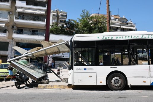 Σοβαρό τροχαίο στη Θεσσαλονίκη: Λεωφορείο του ΟΑΣΘ έπεσε σε στάση στη Νεάπολη – Στο χειρουργείο 21χρονη, τέσσερις τραυματίες