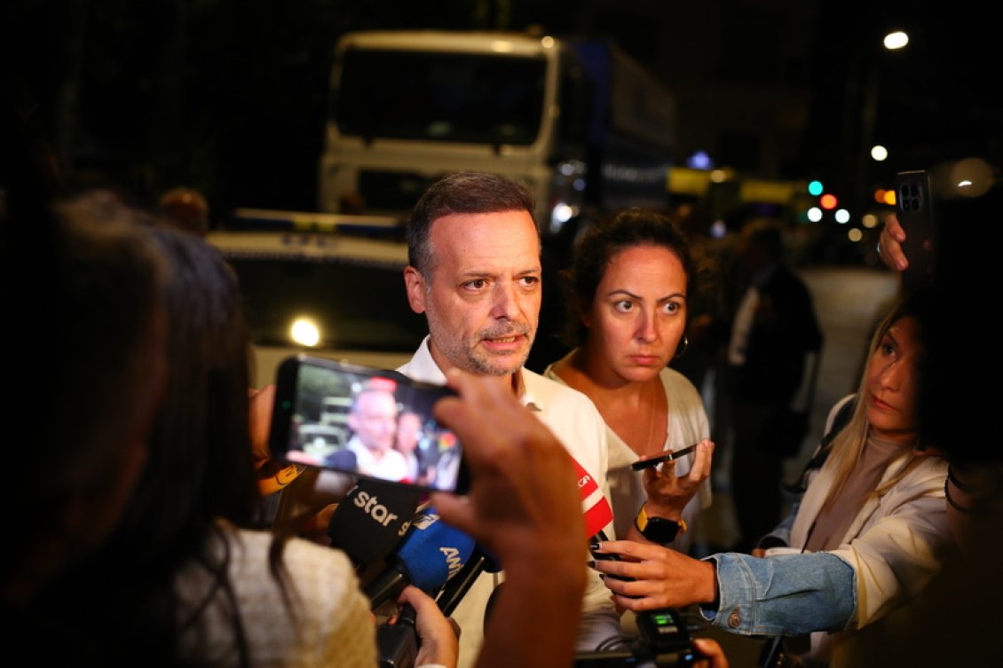 Έκρηξη στην Πλάκα: «Τρομακτική η έκταση, πιθανή διαρροή» – Ολονύχτια μάχη για τους έξι αγνοούμενους δηλώνει ο Χάρης Δούκας
