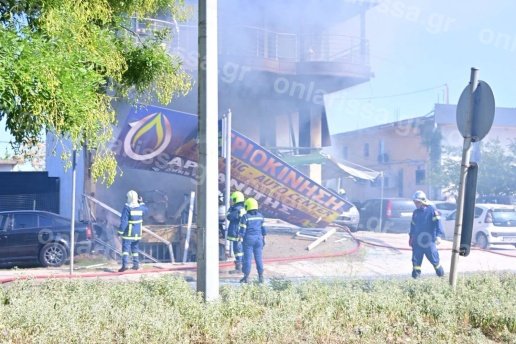 Έκρηξη και μεγάλη φωτιά σε συνεργείο στη Λάρισα: «Ακούσαμε μπαμ και λαμπάδιασε» – Σοβαρές υλικές ζημιές