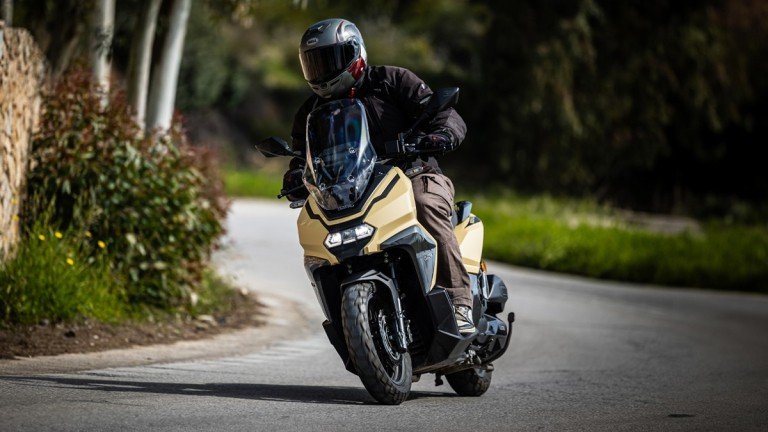 Δοκιμή UM Rockville 125: Το crossover scooter με αμερικανικό DNA που αλλάζει τα δεδομένα στην πόλη